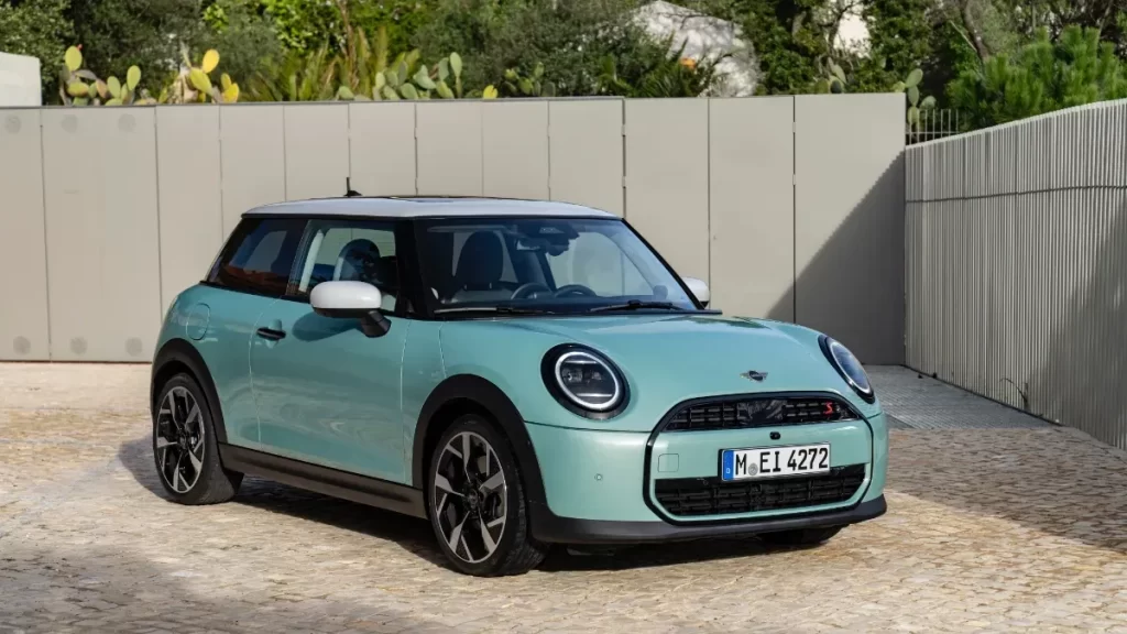 एक मिंट ग्रीन रंग की MINI Cooper S की तस्वीर, जो BMW GST कटौती ऑफर के तहत कीमतों में हुई कमी को दर्शाती है।