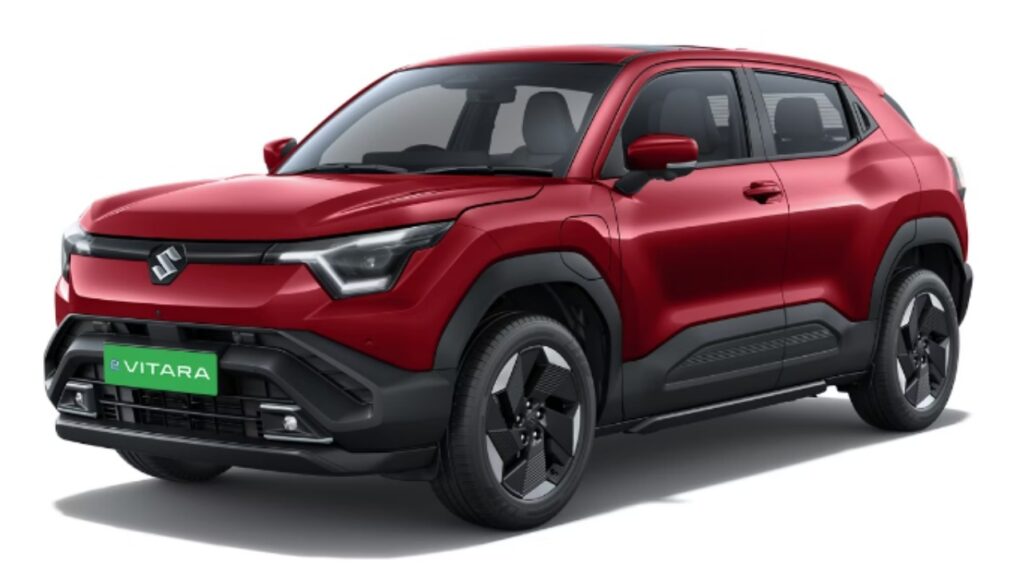 लाल रंग की Maruti Suzuki e Vitara Nexa का फ्रंट-तीन-चौथाई व्यू, जो दिसंबर में लॉन्च होने वाली इस इलेक्ट्रिक SUV के आकर्षक स्टाइल को दर्शाता है।