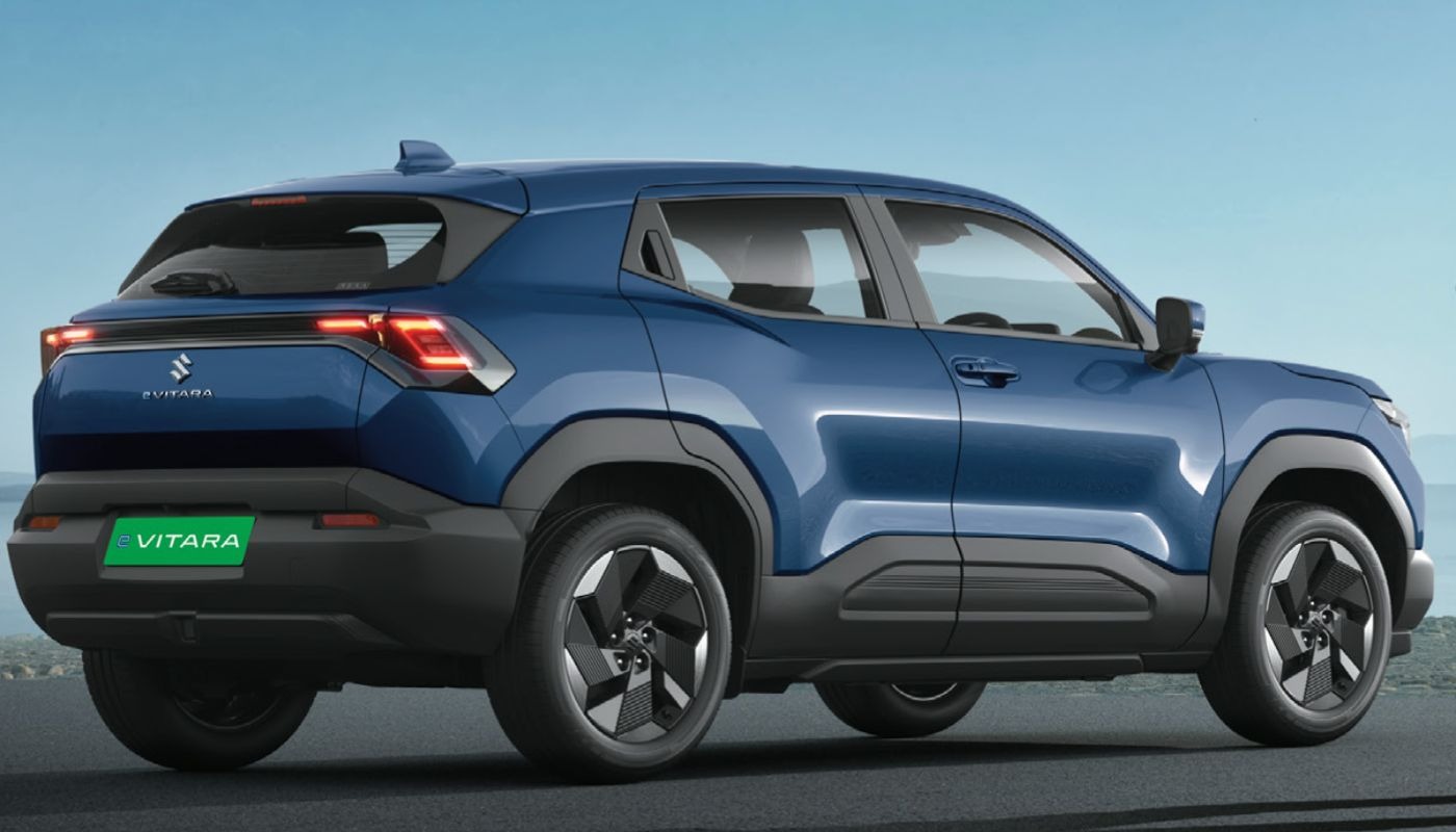 नीले रंग की Maruti Suzuki e Vitara Nexa का पिछला-तीन-चौथाई हिस्सा, इसकी LED टेललाइट्स और eVitara बैजिंग को दर्शा रहा है।