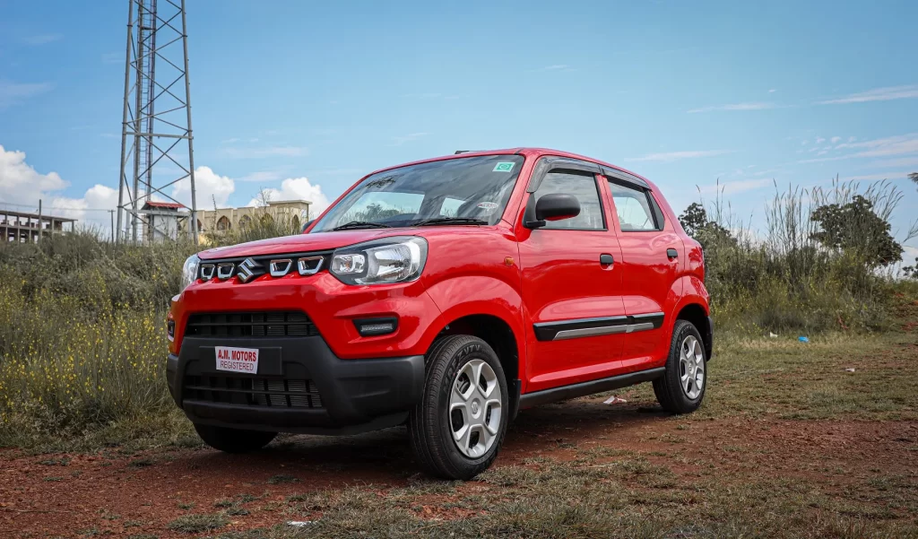 लाल रंग की Maruti Suzuki S-Presso माइक्रो-SUV खुले में खड़ी है। एंट्री-लेवल/मिनी सेगमेंट की यह कार Maruti Suzuki Festive Season Sales के दौरान मजबूत मांग वाली छोटी कारों में से एक है।