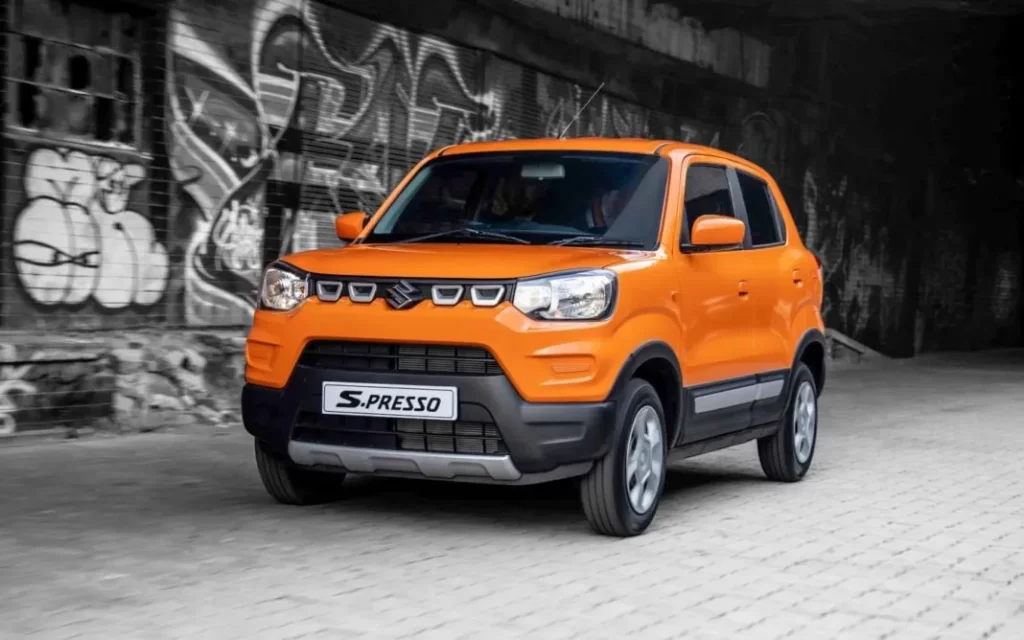 चमकीले नारंगी रंग की Maruti Suzuki S-Presso माइक्रो-SUV का सामने का दृश्य। मिनी सेगमेंट की यह कार Maruti Suzuki Sales September 2025 में गिरावट के बावजूद महत्वपूर्ण है।


