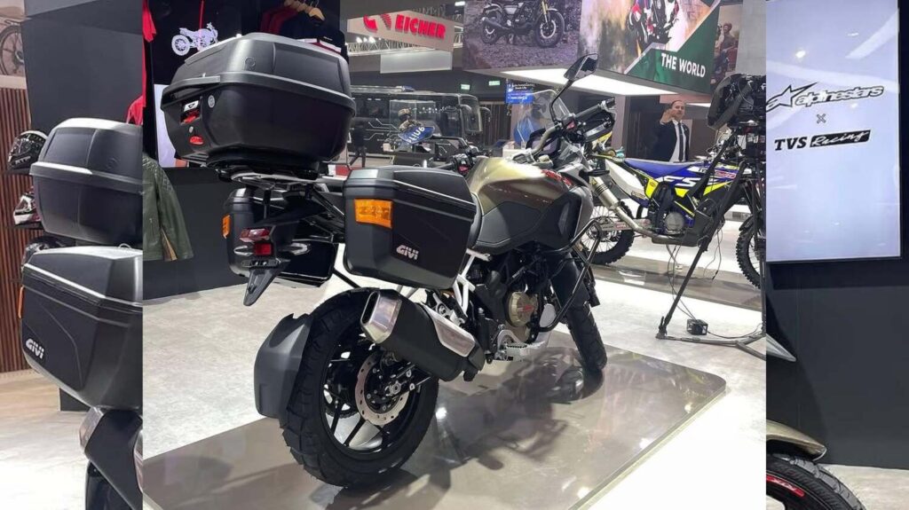 TVS Apache RTX 300 ADV का रियर व्यू, लगेज रैक, GIVI साइड पैनियर्स और 17-इंच रियर व्हील को दर्शाते हुए।
