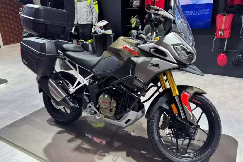 TVS Apache RTX 300 ADV का क्लोज-अप फ्रंट व्यू, लंबी विंडस्क्रीन, ADV बीक और इंजन प्रोटेक्शन गार्ड।