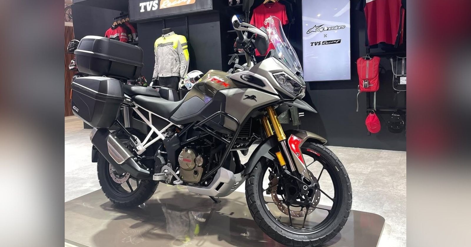 TVS Apache RTX 300 ADV का फ्रंट 3/4 व्यू, GIVI पैनियर्स और टॉप बॉक्स के साथ, RT-XD4 इंजन की झलक।