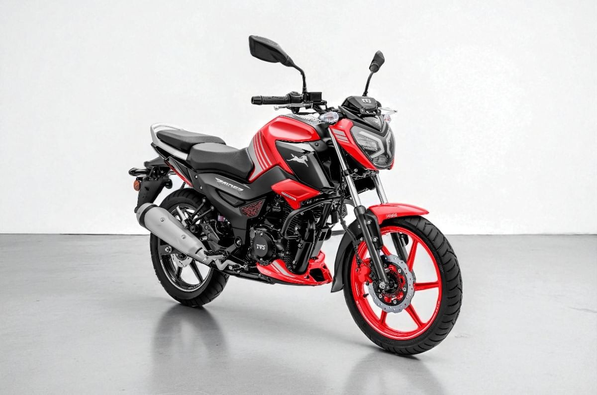 2025 TVS Raider 125 का फ्रंट 3/4 व्यू, Red कलर, नई स्पोर्टी कम्यूटर बाइक।