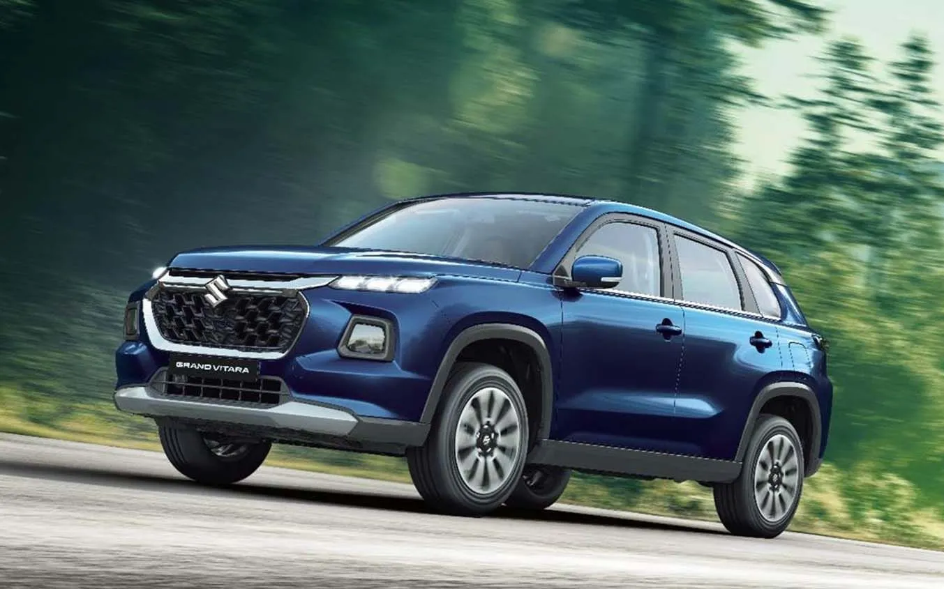 नीले रंग की Maruti Suzuki Grand Vitara SUV सड़क पर चलते हुए, जो Maruti Suzuki Festive Season Sales के दौरान मजबूत मांग वाली प्रमुख मॉडल है।