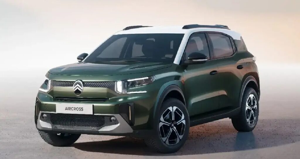 Citroen Aircross X का डैशबोर्ड दृश्य, जिसमें 10.25-इंच इंफोटेनमेंट, लेदरेट डैशबोर्ड पर गोल्ड एक्सेंट और प्रीमियम New Citroen Aircross X Features दिख रहे हैं।