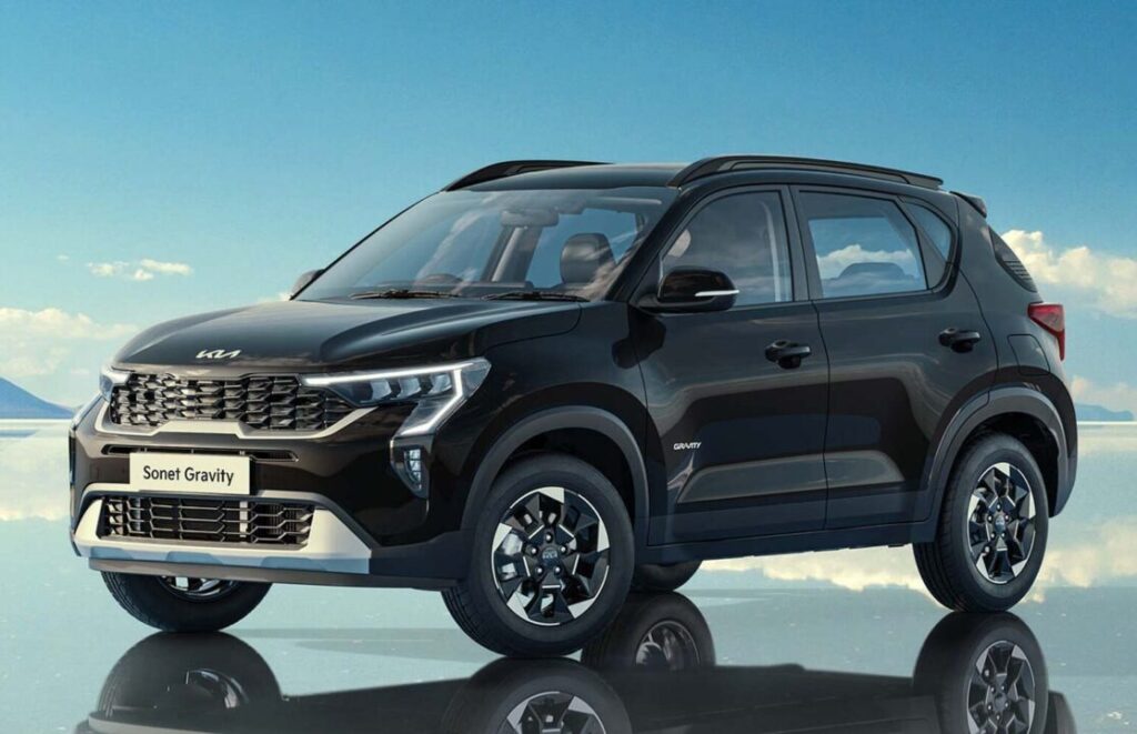 Kia Sonet Gravity एडिशन, Kia Festive Season Offers October 2025 के तहत उपलब्ध, एक काली कॉम्पैक्ट SUV, नीले आकाश के नीचे चमकदार सतह पर खड़ी है।