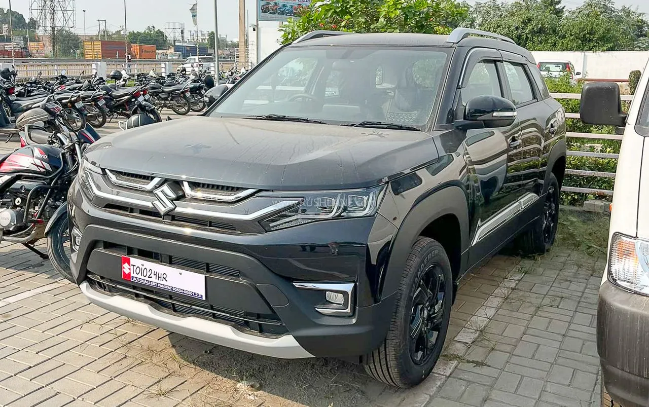 काले रंग की नई Maruti Suzuki Brezza कॉम्पैक्ट SUV का आउटडोर दृश्य। यूटिलिटी सेगमेंट की यह कार Maruti Suzuki Sales September 2025 के आंकड़ों में शामिल है।