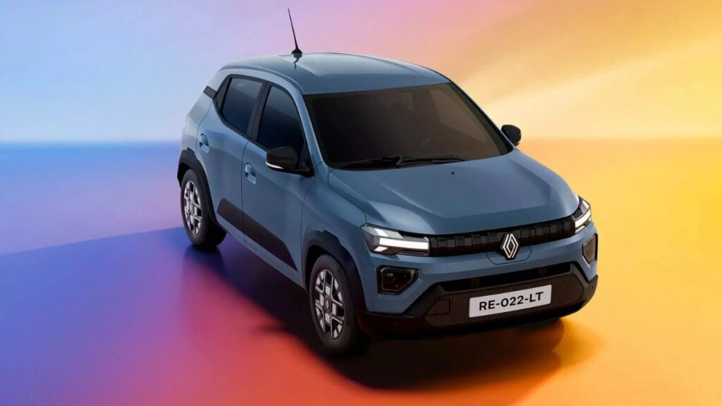Renault Kwid EV (E-Tech) का मजबूत साइड प्रोफाइल, कॉम्पैक्ट अर्बन डिज़ाइन और डायमंड-कट अलॉय व्हील्स प्रदर्शित करता है। 180 KM रेंज वाली यह Kwid EV भारत में किफायती EV सेगमेंट को बदल सकती है।