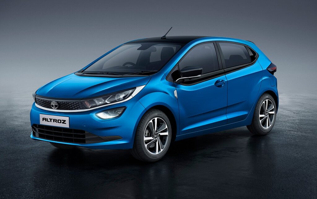 एक नीले रंग की Tata Altroz प्रीमियम हैचबैक का फ्रंट-थ्री-क्वार्टर व्यू, जिसने Tata Motors September Sales में 51% की वृद्धि दर्ज की।