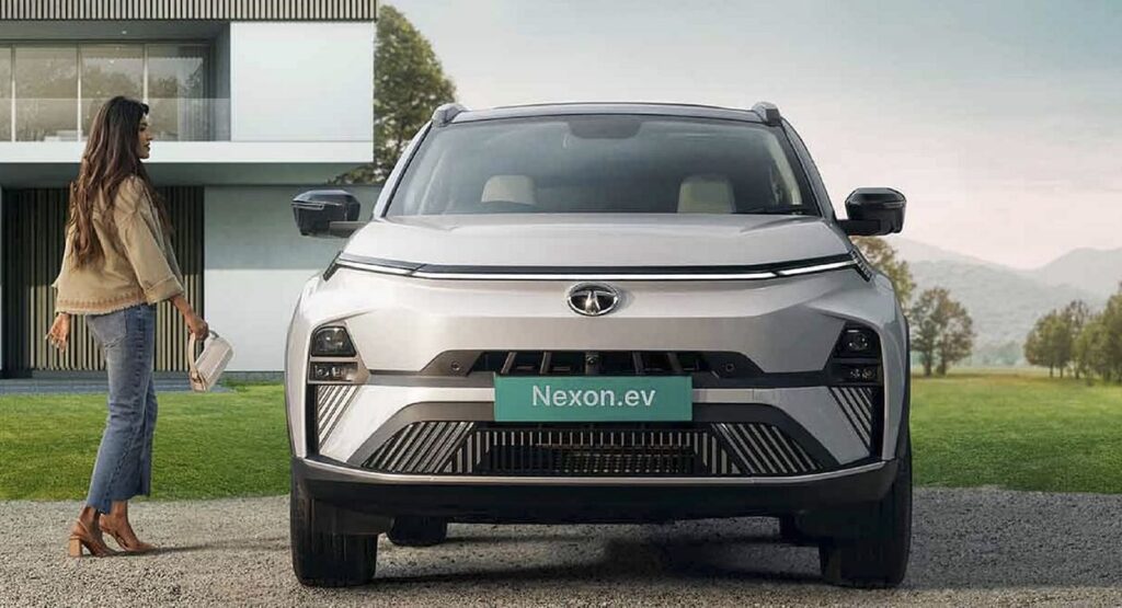 Tata Nexon EV का सामने का दृश्य, भारत की सबसे ज्यादा बिकने वाली इलेक्ट्रिक एसयूवी, जो Electric Car Sales में वृद्धि का नेतृत्व कर रही है।