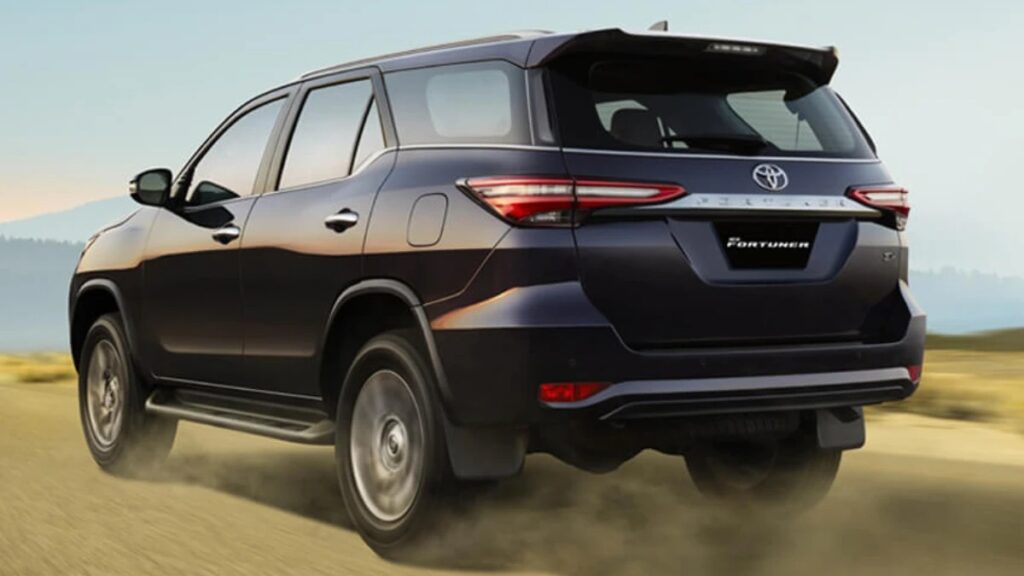 Toyota Sep 2025 Sales Analysis: टोयोटा फॉर्च्यूनर (Fortuner) एसयूवी का रियर लुक। टोयोटा की सितंबर 2025 बिक्री रिपोर्ट में फॉर्च्यूनर की मजबूत बिक्री भी शामिल है।
